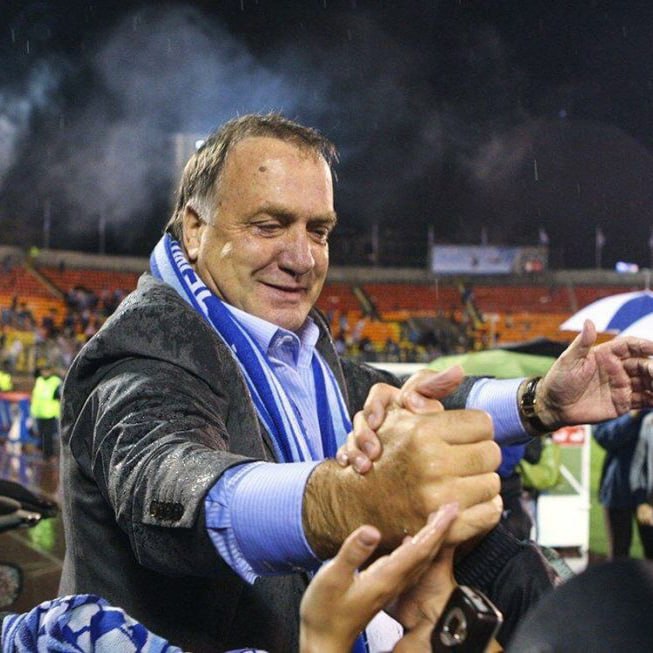 Чемпион России сезона 2007 Дик Адвокат сенсационно вывел сборную Кюрасао на Чемпионат мира по футболу 2026 Кюрасао островное карибское государство с населением 156 тысяч человек Адвокат возглавил сборную страны в 2024 году В отборе на ЧМ 2026 Кюрасао попало в группу с Ямайкой Тринидадом и Тобаго и Бермудами не проиграло ни одного матча и заняло первое место