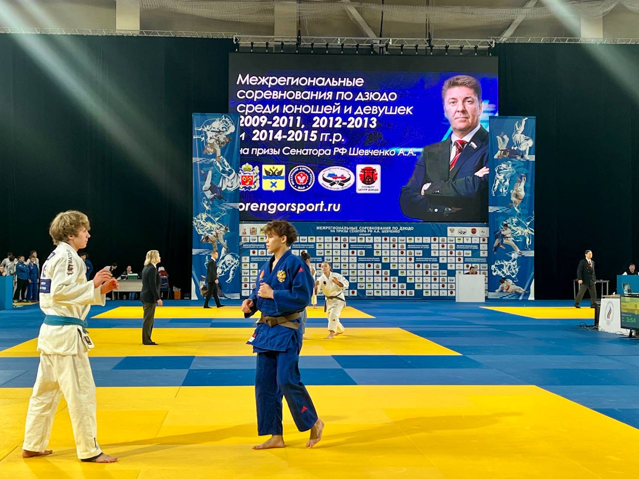 В Оренбурге стартовал турнир по дзюдо на призы сенатора Российской Федерации Андрея Шевченко Сегодня в СКК Оренбуржье состоялось торжественное открытие традиционного межрегионального турнира по дзюдо В этом году на татами выйдут более 1300 спортсменов из 31 региона страны это рекордное количество участников за всю историю турнира Вместе с губернатором Оренбургской области Евгением Солнцевым напутствовали ребят перед стартом соревнований Пожелали честной борьбы уверенности в себе и ярких побед Дзюдо это не просто спорт это школа характера уважения и воли к победе Рад видеть как растёт интерес к этому виду спорта как турнир объединяет регионы и помогает молодым спортсменам раскрыть свой потенциал Выражаю благодарность всем кто поддержал организацию турнира партнёрам тренерам родителям и спонсорам соревнований и особенно Всероссийской ассоциации развития местного самоуправления за поддержку детского и юношеского спорта Пусть эти дни подарят всем участникам новые достижения спортивное вдохновение и уверенность в собственных силах