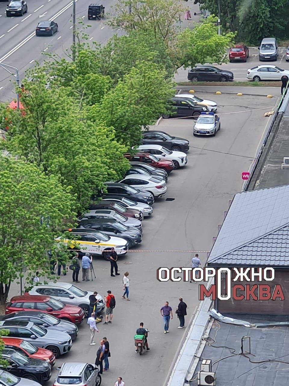 Обстановка на парковке в Кунцево, где проверяют еще один подозрительный автомобиль. На кадрах – оцепленная территория парковки на улице Молодогвардейская, которую охраняют сотрудники полиции. Предварительно, подозрительный предмет обнаружили в припаркованном BMW X6.