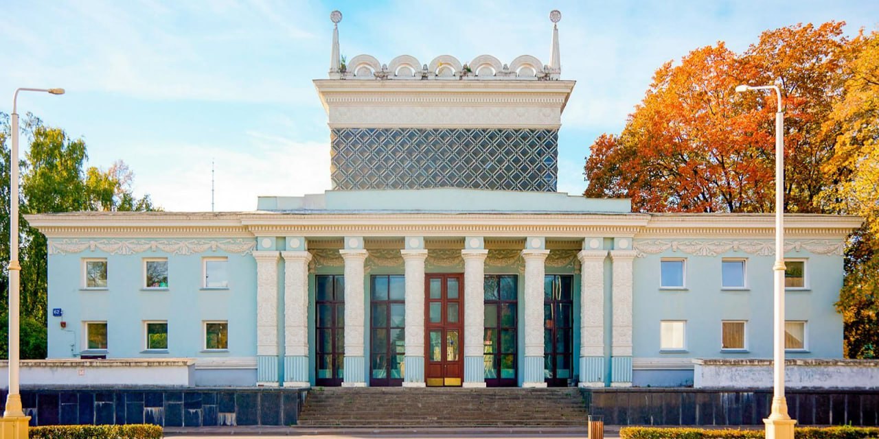 Начата реставрация павильона Охрана природы на ВДНХ Павильон 62 Охрана природы является памятником культуры федерального значения   Изначально созданный для знакомства с многообразием строительных изделий и типовых архитектурных деталей павильон вскоре стал площадкой Всероссийского общества охраны природы В дальнейшем там размещались центр авторской песни и Международный центр балета Мэр Москвы Сергей Собянин Специалисты вернут зданию исторический облик Особое внимание уделят отличительной особенности павильона фасаду из стеклянных блоков Восстановят утраченные элементы декора барельефы декоративные большие и малые вазы на парапете центрального объёма деревянные двери с латунными и бронзовыми накладками деревянные большие окна В планах отреставрировать декоративную мозаику и вернуть исторический цвет фасадов Павильон станет светло кремовым а декоративные лепные элементы карнизы тяги барельефы белыми Фото mos ru