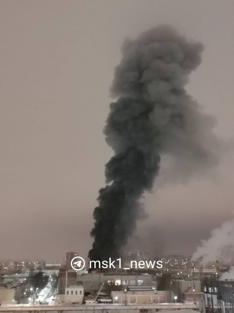 На проспекте Буденного на востоке Москвы вспыхнул мощный пожар На клубы сизого дыма обратили внимание жители района Горит уже минут 25 Я позвонила в МЧС сейчас подъехало сразу несколько пожарных машин рассказала читательница msk1 news В пресс службе МЧС по Москве сообщили msk1 news что информация о возгорании уточняется Если вы стали свидетелем этого пожара присылайте фото и видео происходящего нам news msk1 bot