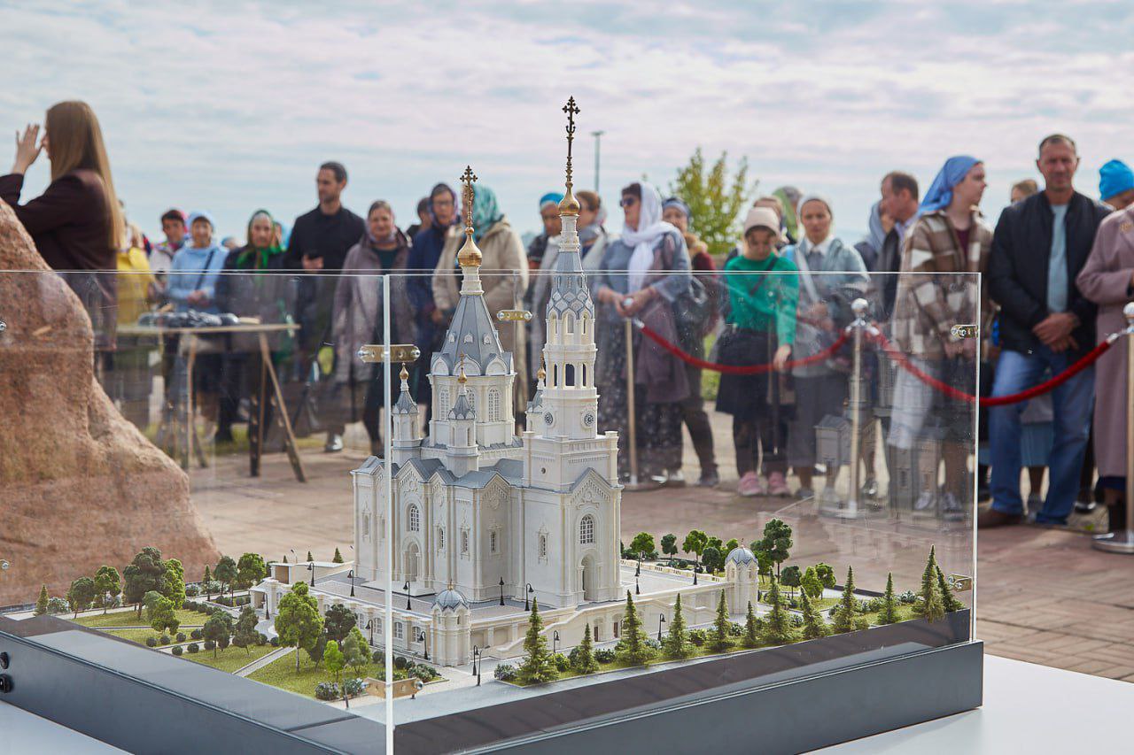 Проект собора на Стрелке отправили на дополнительное обсуждение На заседании градсовета повторно рассмотрят проект будущего собора постановление подписал мэр Сергей Верещагин По словам главы города цель обсуждения еще раз взвесить решение Все таки мы говорим о знаковом объекте и центральной точке притяжения красноярцев и наших гостей Нужно внимательно подойти к пространственным характеристикам параметрам сооружения Решения должны учитывать развитие набережной и ее статус любимого места отдыха жителей написал Сергей Верещагин Кроме того постановление уточняет вид использования земельного участка епархии разрешается осуществление религиозных обрядов Сообщается что момент технический а разрешение действует с 2016 года В департаменте градостроительства добавили что за разрешением на строительство пока никто не обращался Напомним построить кафедральный собор планируют к 400 летию Красноярска к 2028 году Это Борус Люди