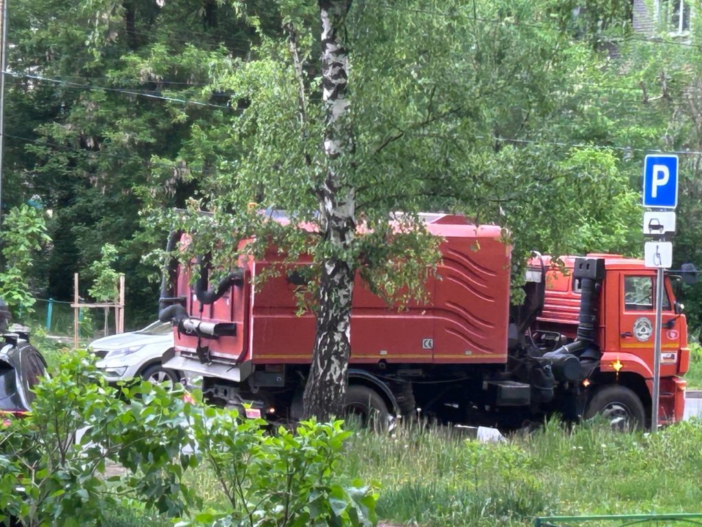 В Рязани продолжается работа по уборке и благоустройству Как сообщает городская администрация, сегодня ночью подбор и вывоз грунтовых наносов осуществлялся на улицах Крупской и Юбилейной. В городе мыли и подметали дороги общего пользования. Тротуары мыли на улицах Зафабричная, Птицеводов, Костычева, Вознесенская. Днем 19 мая сотрудники собирают случайный мусор и очищают урны. Будут выполняться работы по уборке дорог и тротуаров, выкашивание газонов. Также запланирован ямочный ремонт дорог, обслуживание сетей уличного освещения.