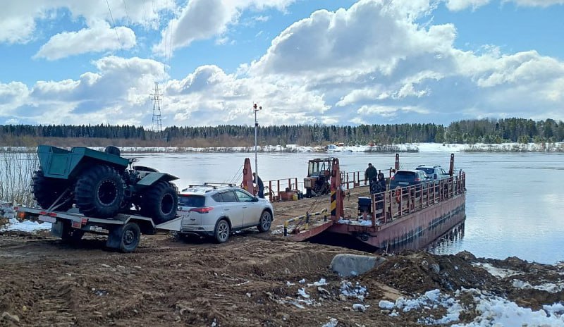 Паром через Пинегу в Верхней Паленьге начнёт ходить с 1 мая По контракту паромная переправа должна была открыться 12 мая, однако погодные условия сделали возможность сделать это почти на две недели раньше, с подрядчиком было заключено допсоглашение. В связи с сильным течением в целях обеспечения безопасности введено временное ограничение массы для транспортных средств — 20 тонн. Как пояснили в Минтрансе, при условии повышения уровня воды и подтопления подходов паромная переправа может быть временно закрыта. Накануне была открыта паромная переправа по направлению Холмогоры — Ломоносово, а также в Красноборске и Ныколе через Северную Двину. Актуальную информацию о работе паромных переправ можно получить в центре управления движением Архангельскавтодора по телефону 8-8182 20-66-68 круглосуточно либо через мессенджеры по номеру 8 911 594-66-68. Фото: Минтранс Архангельской области