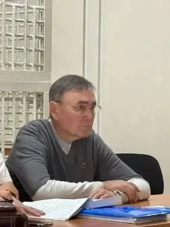 Экс заммэра Андрей Галиморданов не пришёл на заседание и суд рассмотрел апелляцию без него С 2009 по 2017 год Галиморданов был главой комиссии по аварийному жилью в Чите и намеренно мешал признанию 19 многоквартирных домов аварийными Несмотря на заключения экспертов и акты Госжилинспекции он использовал своё положение чтобы включить эти дома в список на капитальный ремонт или признать непригодными только отдельные квартиры а не весь дом В декабре 2025 года Андрея Галиморданова приговорили к 4 годам условно с испытательным сроком на 4 года Кроме того его лишили права работать на госслужбе и в органах местного самоуправления на 2 года В части статьи о халатности дело прекратили за истечением срока давности Прокуратура решила что наказание суда первой инстанции слишком мягкое и запросила для Галиморданова реальный срок Адвокат просил переквалифицировать действия экс заммэра изменить приговор и прекратить уголовное дело по истечению сроков давности На заседании была женщина которая рассказала что более 10 лет не может добиться справедливого решения и до сих пор живёт в бараке который горел уже 8 раз Краевой суд рассмотрел материалы дела без Галиморданова и оставила приговор без изменений Чита Ру в MAX