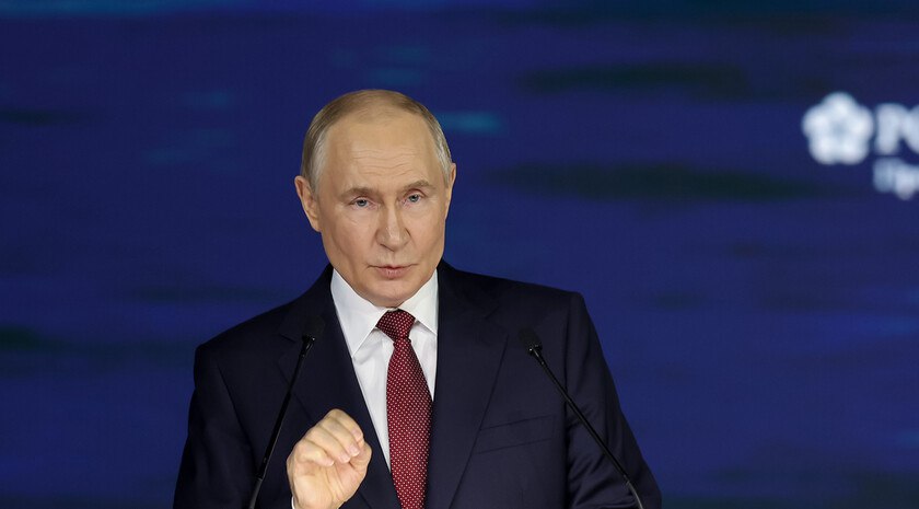 Путин: Россия вошла в число лучших в мире по показателю молодежной безработицы «Растет занятость среди молодых людей, которые только выходят на рынок труда, получают свое первое место работы. По показателю молодежной безработицы Россия входит в число лучших в мире. У нас она составляет около 7,5%. Для примера, в таких странах, как Франция, Великобритания, молодежная безработица — примерно 16-11% соответственно», — отметил Президент России Владимир Путин. Путин назвал молодежную безработицу острейшей социальной и экономической проблемой в мире. По его словам, России удается идти по правильному пути ее решения. «Это особенно важно, так как эффект активной занятости молодежи проявляется не только здесь и сейчас. Успешный старт, востребованность на рынке труда определяют в дальнейшем более качественную профессиональную карьеру молодого человека», — подчеркнул глава государства. Он отметил, что положение молодых людей в обществе напрямую влияет на желание молодой семьи заводить детей: не только первенцев, но и второго и третьего ребенка. «Речь идет о важнейшем вопросе общественного, экономического, демографического развития страны», — подытожил Путин. Фото: Росконгресс/Вячеслав Викторов , VK и ОК и читайте новости на нашем сайте