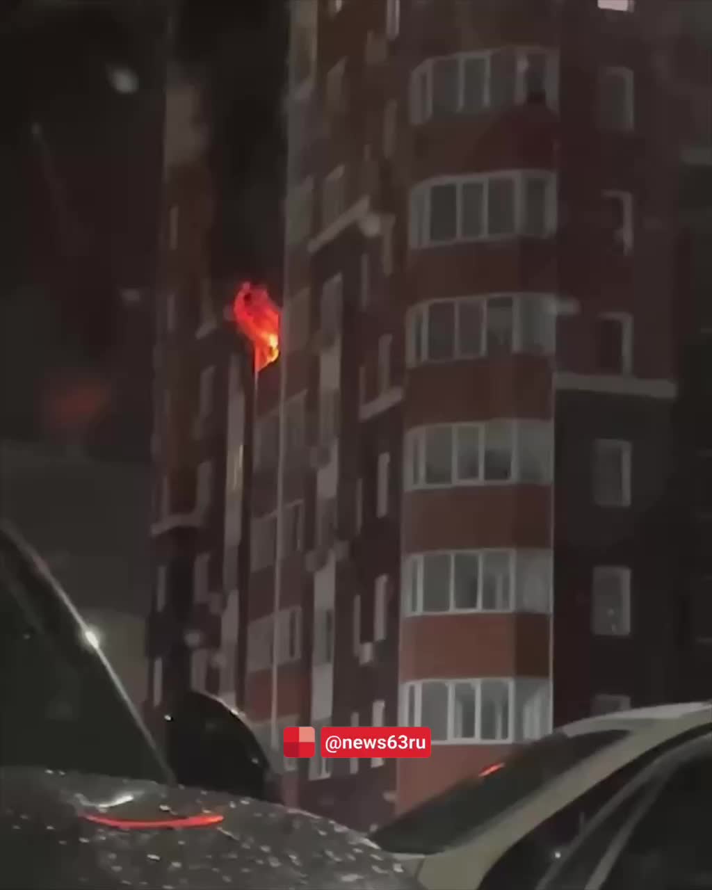 Пожар в трехэтажном коттедже в Новогорске: пожарным пришлось ломать забор для доступа