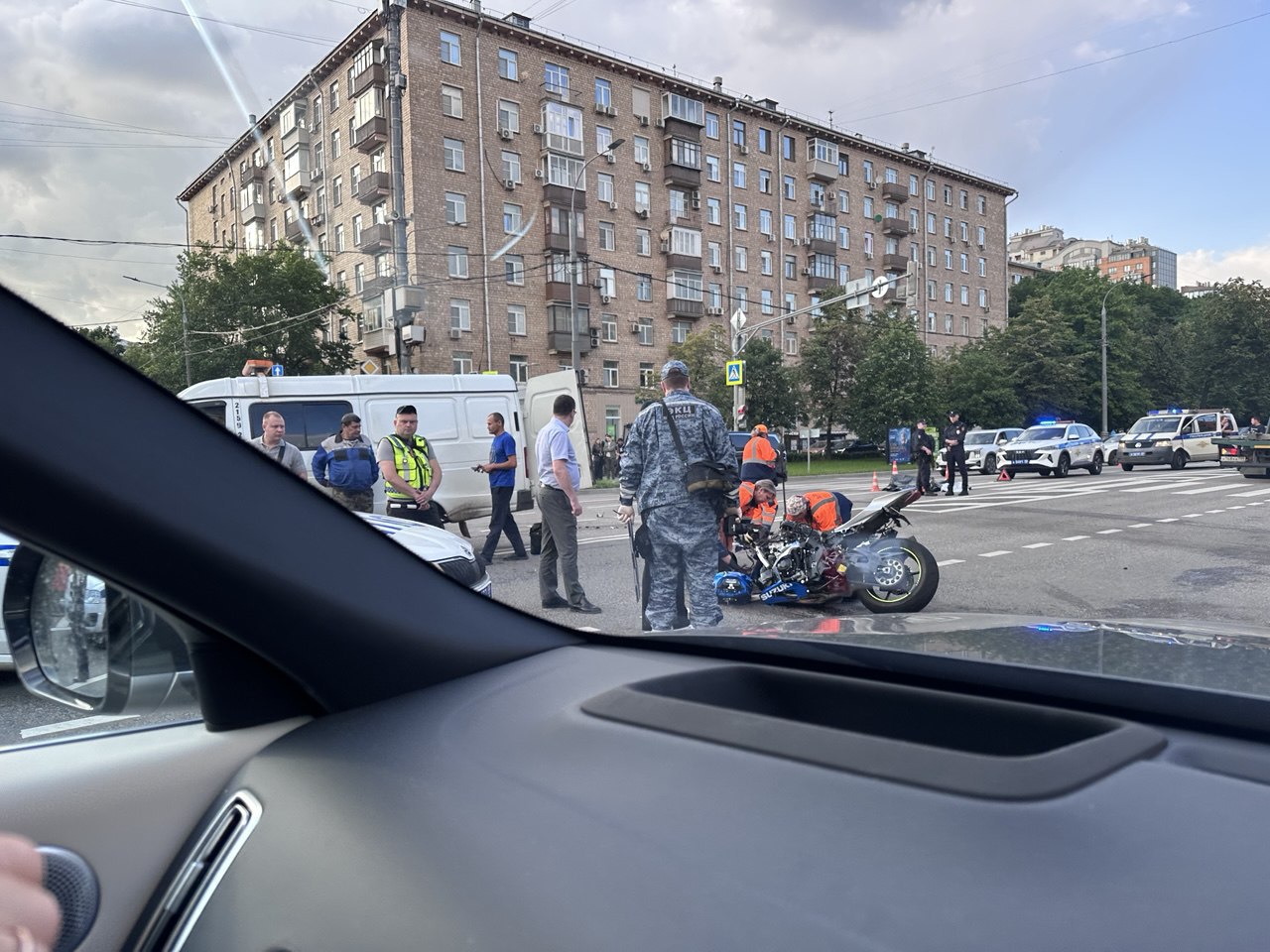 Байкер насмерть разбился в центре Москвы ДТП с участием мотоцикла и Audi произошло на Комсомольском проспекте неподалеку от дома №40. Водитель мотоцикла скончался от полученных травм. На месте аварии работают спецслужбы. Фото: Ольга Новикова / RuNews24.ru