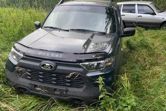 Разобрали забор, чтобы попасть на парковку: из автосалона в Магнитогорске украли два внедорожника  В Магнитогорске двое мужчин пойдут под суд за кражу двух внедорожников из автосалона. Как сообщили в пресс-службе ГУ МВД по Челябинской области, ущерб от действий злоумышленников составил 1,5 млн рублей.  Полицейские установили, что двое магнитогорцев 39 и 52 лет разобрали решетки забора, чтобы попасть на парковку автосалона. Сначала злоумышленники похитили один автомобиль, а затем вернулись за вторым.  Обе машины были обнаружены за пределами города. После задержания злоумышленников выяснилось, что один из них причастен к еще одной краже автомобиля. Мужчина сменил номера на украденной машине и ездил на ней несколько лет. Теперь ему придется отвечать и за это преступление. Что касается украденного автомобиля, то его вернули законному владельцу.