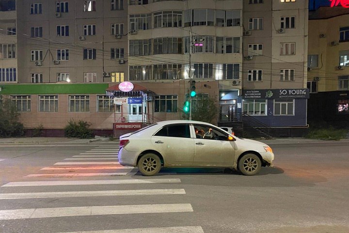 В Якутске водители массово скрываются с мест ДТП В 2 часа ночи на улице Каландаришвили, 8, неизвестный водитель наехал на припаркованную Toyota Allion и скрылся. Вечером того же дня, около 20:00, у дома №49 по улице Лермонтова произошло столкновение с Honda Freed - виновник также уехал. Подобные случаи повторились на улице Петровского, 12 повреждена еще одна Toyota Allion , и на улице Чернышевского, 101, где водитель врезался в опору освещения. Во всех случаях нарушители самовольно покинули места происшествий, что противоречит требованиям ПДД. Госавтоинспекция напоминает: за оставление места ДТП предусмотрено серьезное наказание по ст.12.27 КоАП РФ - от лишения водительских прав на срок до двух лет до административного ареста до 15 суток. ГИБДД подчеркивает: стремление уйти от ответственности лишь усугубляет ситуацию. Закон требует от водителя остановиться, включить аварийную сигнализацию, выставить знак аварийной остановки и вызвать помощь. Фото: Отдел Госавтоинспекции МУ МВД России «Якутское»
