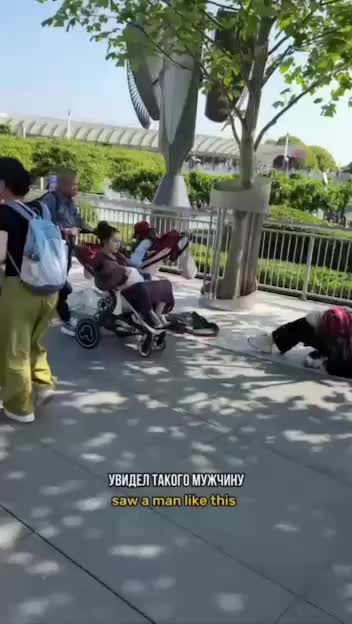 В Китае взрослые используют детские коляски для удобства передвижения