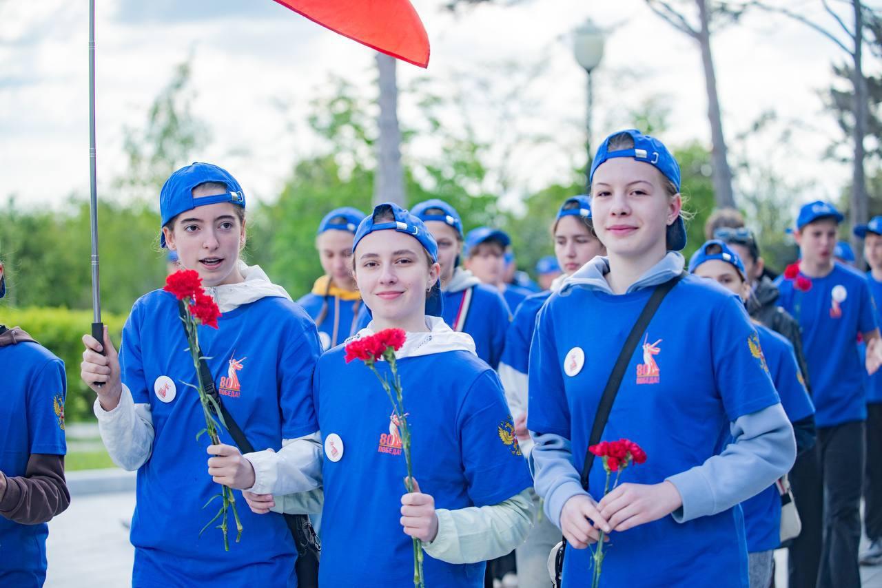 Спортсмены из Херсонской области участвуют в севастопольском турнире по волейболу «Кубок Городов-Героев» В Севастополе на Сапун-горе состоялось торжественное открытие юбилейного, пятого турнира «Кубок Городов-Героев». Херсонскую область на соревнованиях представляют две сборные команды: 12 юношей и 12 девушек, которые будут бороться за победу в возрастной категории 14-15 лет. Всего в турнире участвуют более 250 спортсменов. Идея этого соревнования, посвященного Победе в Великой Отечественной войне, родилась в 2021 году, и с тех пор турнир стал традиционным. «Мы подготовили для гостей города экскурсионную программу по легендарным и знаковым местам нашего Города-Героя, для участников турнира проведут экскурсии на Сапун-горе, в историко-мемориальном комплексе «35-я Береговая батарея» и недавно открывшемся музейно-храмовом комплексе «Новый Херсонес»», —сообщил губернатор Севастополя Михаил Развожаев. В этом году среди участников — 10 делегаций из городов-героев: Волгограда Сталинграда , Новороссийска, Москвы, Санкт-Петербурга Ленинграда , Белгорода, ЛДНР, Херсонской и Запорожской областей, Минска. В течение четырёх дней пройдут напряжённые матчи.