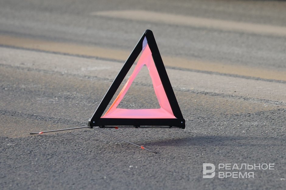 Каждая пятая авария смертельная в Татарстане вдвое выросла тяжесть последствий ДТП Только за январь на дорогах Татарстана погибли 29 человек в 171 аварии Главный гаишник республики Рустем Гарипов и министр транспорта Фарит Ханифов созвали экстренный брифинг однако столкнулись с безразличием на местах чиновники прогуляли встречу оставив перед камерами ВКС пустые места О демарше районов стало известно лишь в конце встречи когда спикеры уже успели разобрать проблемы нерадивых курьеров на электровелосипедах статистику алкогольных аварий и планы по модернизации трассы М 7 Подробнее в материале Реального времени Подпишитесь на Реальное время в МАХ Telegram Дзен