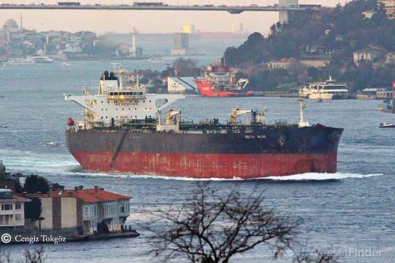 Азербайджан всё таки смог пристроить хлоридную нефть Судя по всему итальянцам Танкер Delta Blue который загрузился загрязненной нефтью ещё в середине июля после чего был вынужден стоять на якоре у берегов Португалии отправился на Сардинию Покупателем нефти скорее всего стала итальянская Saras которой принадлежит крупнейший итальянский НПЗ Сейчас Azeri Light торгуется по самой низкой цене с 2020 года причём если партия точно загрязнена то стоить она будет ещё меньше нефть с хлоридами придётся смешивать с чистой чтобы получить приемлемую для переработки концентрацию Все участки инфраструктуры вдоль трубопровода Баку Тбилиси Джейхан по которому сырье из Азербайджана поступает в Турцию для экспорта проходят обследование но источник загрязнения до сих пор не определили Власти Румынии уже успели обвинить Россию правда как именно российские агенты закачали несколько цистерн хлора в нефтепровод который даже не проходит через её территорию не уточнили Нефтебаза
