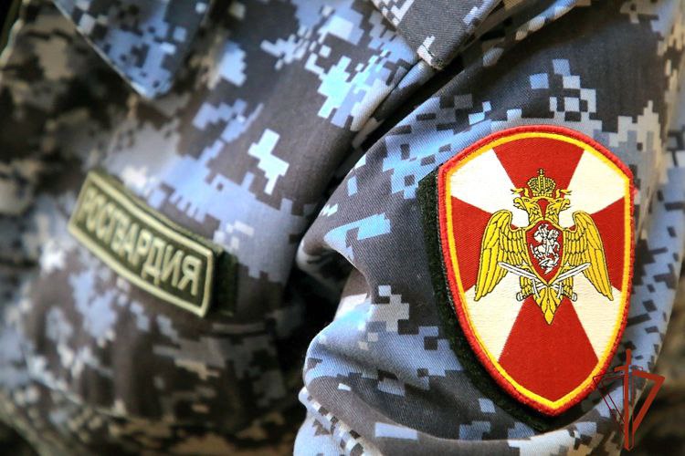 Росгвардейцы задержали дебошира который ударил администратора и мог повредить имущество в гостинице Утром росгвардейцы прибыли по сигналу тревога к охраняемому объекту на улице Климасенко 34 летняя администратор гостиницы принимала номер у компании граждан распивавших спиртное Заметив повреждения на межкомнатной двери работница потребовала от постояльцев возместить ущерб после чего один из молодых людей устроил конфликт и мог ударить администратора по лицу Для пресечения противоправных действий женщина нажала кнопку экстренного вызова Задержанного передали в органы внутренних дел для дальнейшего разбирательства