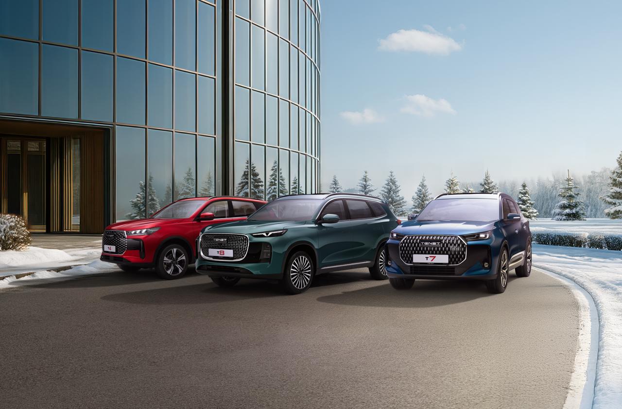 Tenet вошёл в топ 3 марок по итогам года Новый российский бренд Tenet подвёл итоги своего первого года на рынке Как оказалось только с сентября по декабрь 2025 года компания продала 33 484 автомобиля и вошла в тройку лидеров авторынка Для отрасли такой результат всего за четыре месяца присутствия случай редкий К концу 2025 го модели Tenet уверенно закрепились в своих сегментах Tenet T4 стал лидером в классе SUV B Tenet T7 занял второе место в SUV C а флагманский Tenet T8 вошёл в пятёрку лучших в SUV D Быстрый старт обеспечили партнёрство АГР Холдинга с китайской Defetoo запуск локального производства полного цикла в Калуге и масштабная дилерская сеть Уже к концу года у бренда было 211 дилерских центров в более чем 95 городах а также онлайн продажи К слову за те же четыре месяца через цифровые площадки реализовано 1198 автомобилей Добавили и корпоративные клиенты 15 от общего числа и 4932 машины В 2026 году компания планирует расширять модельный ряд и нацеливается на долю рынка свыше 10 сохраняя лидерство