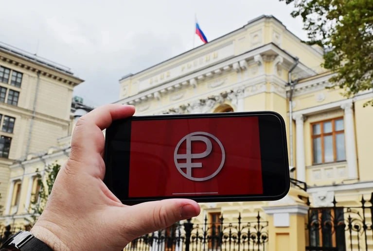 Россияне получат возможность получать зарплату цифровыми рублями в 2026 году Этот способ начнет практиковаться с 1 сентября сообщил глава комитета Госдумы по финансовому рынку Анатолий Аксаков Он уточнил что получение зарплаты в цифровых рублях не станет обязательным но желающие использовать именно такой способ смогут это сделать То есть те граждане которые не хотят пользоваться цифровым рублем это их право поэтому надо понимать что никто заставлять вас это делать не будет Депутат напомнил что не все предприятия торговли и сферы услуг включаются 1 сентября следующего года в этот процесс только те у которых оборот 120 млн рублей и выше Подписаться на truekpru Читать нас в MAX