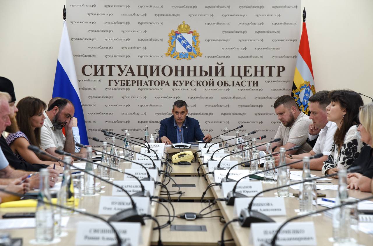 В Курской области появятся новые памятники известным людям и героям СВО Эксперты в области истории и культуры, искусствоведы, активные жители, представители власти, Курской епархии собрались на первом заседании Экспертного совета по сохранению исторической памяти, увековечению выдающихся личностей и событий. На нём обсудили установку новых памятников в регионе. Об итогах рассказал врио губернатора Александр Хинштейн. Так, при поддержке Самарской области в Курске появится скульптурная композиция Аркадию Гайдару и тимуровцам. К слову, в этом году движение отметит 85-летие. На здании корпуса Курского электромеханического техникума появится мемориальная доска советскому разведчику, уроженцу Курска Вадиму Кирпиченко. При поддержке РВИО установят бюст к 400-летию Артамона Матвеева, на пешеходной зоне улицы Ленина становят памятник Игорю Селиванову. Также в сентябре в память о Герое России Артуре Лапшине появится сквер на улице Советской в Курске. Прорабатывают идею создания аллеи бюстов и скульптур героям СВО, памятников военкорам и волонтёрам-медикам. Фото из телеграм-канала Александра Хинштейна Сейм Курская область