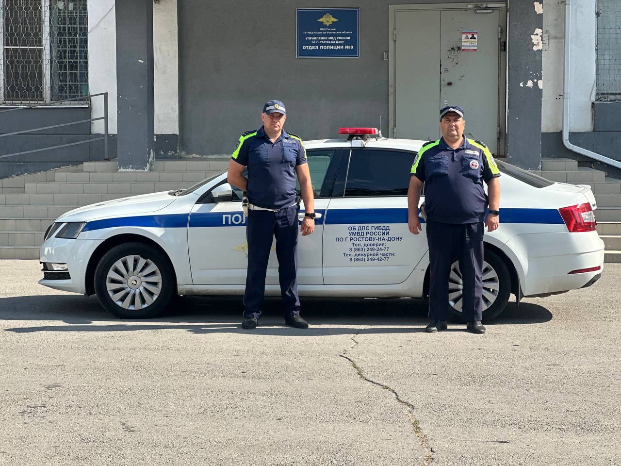 За несколько часов сотрудники ДПС нашли и задержали угнанный автомобиль на Западном  Сегодня в 08:42, в дежурную часть ОБ ДПС Управления МВД России по г. Ростову-на-Дону поступила информация об угоне автомобиля марки «ВАЗ 21010», совершённом в Советском районе города.  Получив ориентировку, сотрудники Госавтоинспекции незамедлительно приступили к оперативным мероприятиям.    ‍  Уже в 12:45 того же дня, в Железнодорожном районе города, инспекторы ДПС обнаружили разыскиваемый автомобиль.  Благодаря слаженным и профессиональным действиям сотрудников Госавтоинспекции, автомобиль удалось обнаружить всего за несколько часов после поступления сигнала об угоне. Чёткая работа старших лейтенантов полиции Максима Демченко и Петра Малевича — пример высокой эффективности и преданности делу