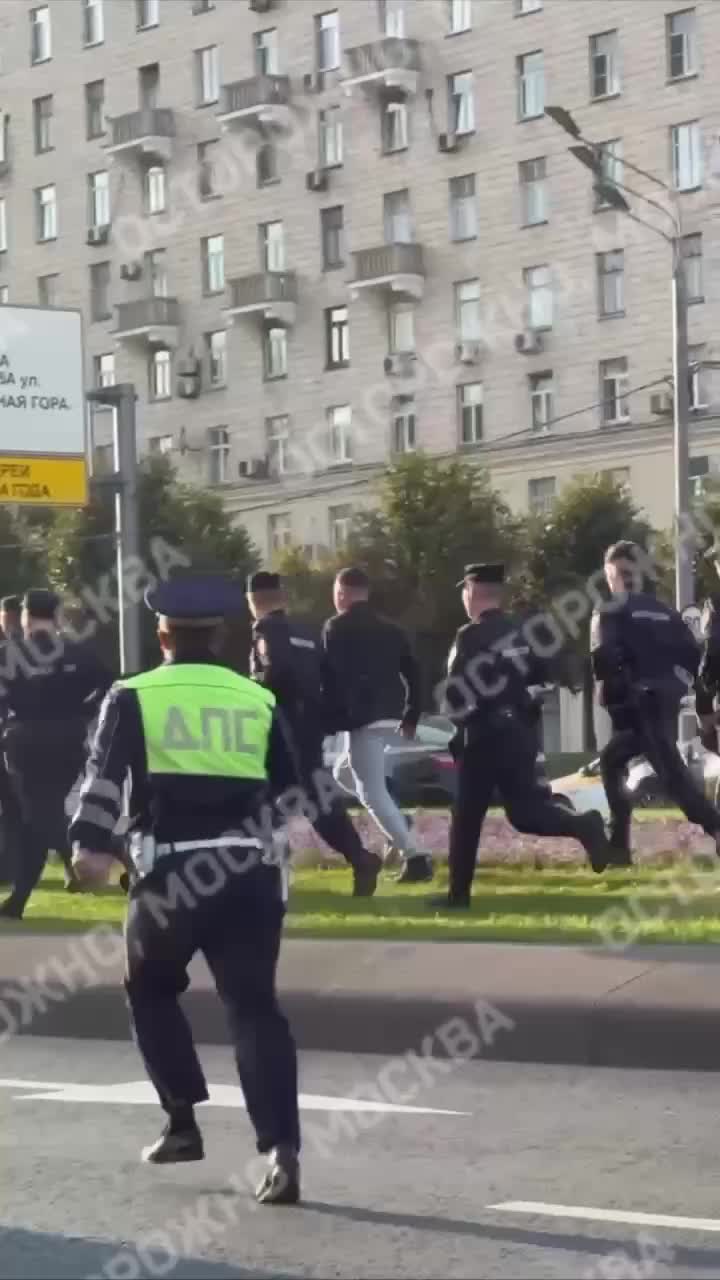 ДТП с переворотом скорой помощи на Кутузовском проспекте в Москве