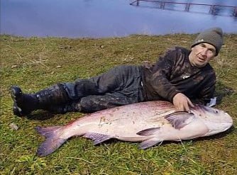 Рыбацкая удача Житель Вороново Иван Кахоцкий поймал полутораметрового толстолобика Житель райцентра Иван Кахоцкий выудил из вороновского пруда толстолобика длиной в полтора метра Такая крупная добыча в черте поселка огромная редкость и большая удача  Этот случай разбил миф о том что в не рыбных местах невозможно поймать достойный трофей Можно Главное вооружиться терпением правильной тактикой и опытом  Поддержать канал бустами Inst TikTok ВК OK FB