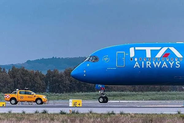 Авиакомпании Lufthansa Group возобновят рейсы в Тель Авив и Эр Рияд Авиакомпании концерна Lufthansa Group в который входит в том числе итальянский авиаперевозчик ITA Airways постепенно возобновят полеты в Тель Авив и обратно начиная с июня Об этом сообщает ТАСС Как заявили в пресс службе ITA Airways итальянский перевозчик планирует начать осуществлять приостановленные ранее полеты в Тель Авив и Эр Рияд из Италии с июля Уже с июня на первом этапе полеты в Тель Авив возобновят Austrian Airlines и Lufthansa Cargo После тщательной оценки безопасности ITA Airways планирует возобновить рейсы в Тель Авив и Эр Рияд с июля однако продлевает приостановку полетов в Дубай до 13 сентября сообщили в компании Как указывается в сообщении в Дубай до 13 сентября продлевают приостановку рейсов также входящих в Lufthansa Group Lufthansa и Swiss по оперативным причинам aviaru net n295573 Оставайся в информационном потоке подпишись на наш канал в MAX