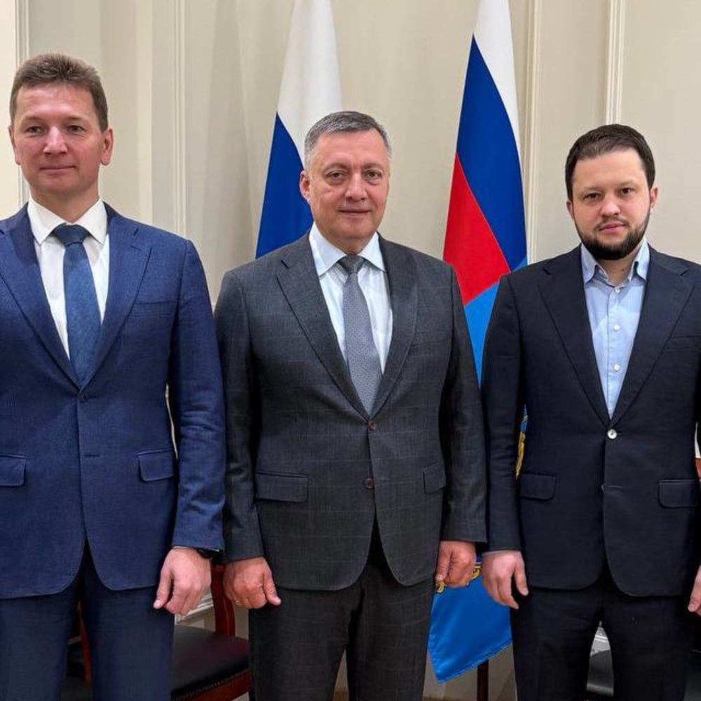 Кобзев рассказал о планах по строительству и ремонту трех аэропортов в Прибайкалье Речь об обновлении воздушных ворот Киренска и Усть-Кута, а также строительстве нового аэропорта Иркутска. По словам Игоря Кобзева, все эти работы запланированы на ближайшие годы. Вопрос обсудили на встрече губернатора с первым замминистра транспорта РФ Валентином Ивановым и руководителем Федерального агентства воздушного транспорта Дмитрием Ядровым. Наиболее крупный проект – строительство воздушной гавани Иркутск-Новый за чертой областного центра. В этом году ожидается начало разработки предпроектной документации, с помощью которой определят общую сумму строительства и разработки проектных решений. Предпроектную документацию также вскоре могут начать готовить для ремонта аэропорта Киренска. Важной её частью является восстановление водозащитных сооружений для исключения подтопления взлетно-посадочной полосы. Помимо всего, на повестке дня капремонт взлетно-посадочной полосы воздушных ворот Усть-Кута. Документация для него уже на стадии разработки. После ее утверждения в Главгосэкспертизе, можно будет дать старт работам. телеграм-канал «#кобзевнасвязи»