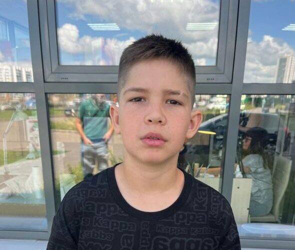В Набережных Челнах разыскивают пропавшего подростка  14-летний Надеев Радмир Русланович 4 августа около 18:00 ушел с парковки торгового центра «Мегастрой» и с тех пор не выходил на связь. О его местонахождении до настоящего времени ничего не известно. Поисками занимается отдел полиции №4 «Электротехнический». Радмир проживает на Профсоюзной, 45 в поселке Красные Челны.  Приметы: подросток среднего телосложения, рост около 167 см, на левой части груди татуировка с фразой на английском языке, под носом — небольшой шрам. Волосы темные. В день исчезновения был одет в черные кроссовки, черные джинсы, сине-серую темную футболку и черную ветровку с надписью EVERLAST на спине. При себе была черная сумка через плечо.  Всех, кто располагает какой-либо информацией о местонахождении Радмира, просят незамедлительно сообщить по телефону: +7 919 635-61-49.    KazanFirst     в бот