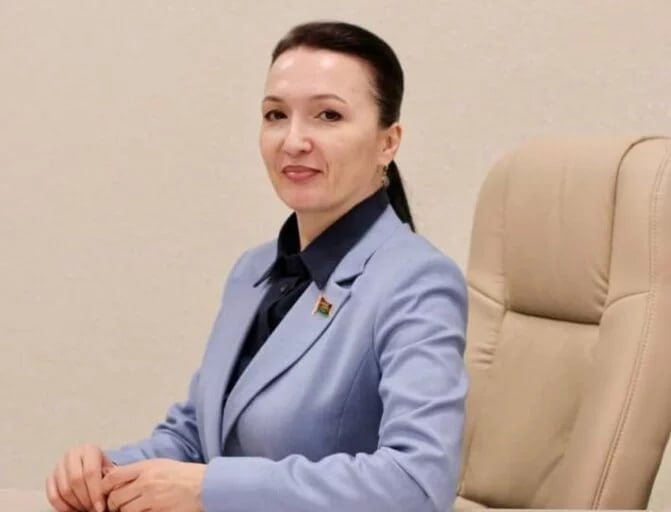 Ирина Петрусевич: отношения Беларуси и Китая открывают новые возможности для обеих стран. Минск и Пекин работают над укреплением и развитием деловых связей, отметила член Постоянной комиссии Совета Республики Национального собрания по законодательству и госстроительству: Наша страна играет важную роль в инициативе «Один пояс, один путь», являясь транзитным узлом для грузоперевозок между Китаем и Европой. Развитие транспортной инфраструктуры и логистических центров способствует увеличению товарооборота и укреплению экономических связей. Фото: Совет Республики «Минск-Новости» MINSKNEWS.BY Telegram Viber FB VK Inst TikTok YouTube