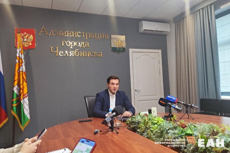 Мэр Челябинска Алексей Лошкин начал пресс конференцию по итогам года Первый вопрос был про ЖКХ о проблемах в отрасли о работе которая ведется чтобы было меньше коммунальных аварий Алексей Лошкин сказал что более 50 коммунальных сетей в Челябинске находится за пределами нормативного срока эксплуатации По сетям теплоснабжения произведена замена ремонт Силами УСТЭКа 33 км МУП ЧКТС 2 7 км у МУП ПОВВ до конца в года в плане стоит 65 км Итого 102 7 км сетей в этом году будут заменены Это более 3 от общего количества трубопроводов Будем продолжать эту работу Те объемы которые заявляет УСТЭК на 2026 год сопоставимы с объемами этого года В перспективе пяти лет можно будет значительно улучшить состояние трубопроводной системы если будем следовать плану Подписаться на канал ЕАН Челябинск