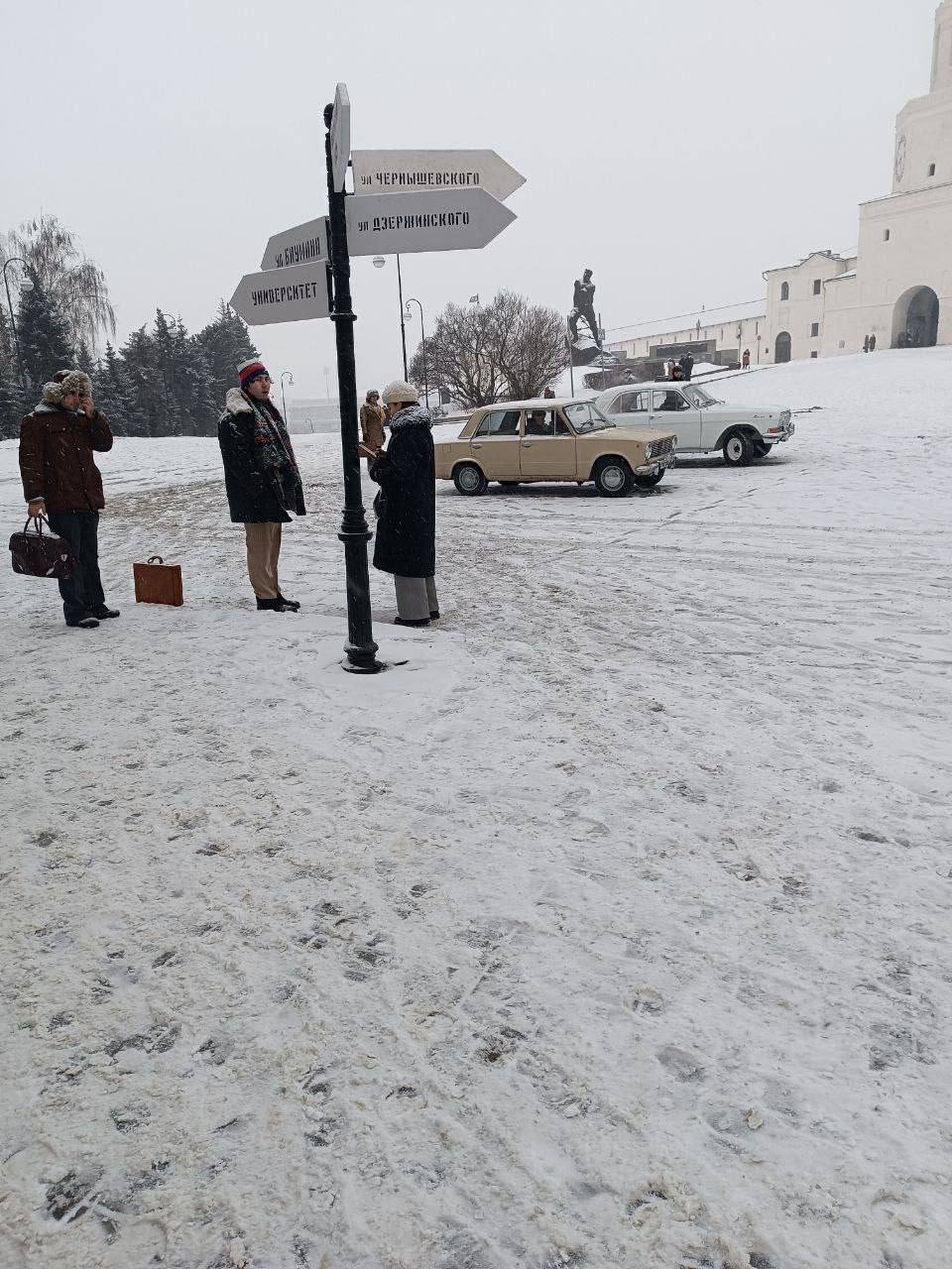 Сегодня в Казани проходят съемки многосерийного фильма «Айда», сюжет которого связан с первой ОПГ в истории СССР - «Тяп-Ляп», а точнее - с её разгромом.  Часть городского центра перекрыта с полуночи до 18:00 сегодняшнего дня - на улицу Кремлевскую также не пускают и пешеходов, пытаясь воссоздать атмосферу и обстановку 70-80-х годов. С улиц исчезли многие вывески, дорожные знаки и даже флаги. Вместо государственных символов РТ и РФ на здании мэрии развеваются флаги Советского Союза.  Мы неоднократно говорили еще во времена шумихи вокруг сериала «Слово пацана», что подобных фильмов не нужно бояться или пытаться запрещать, а нужно правильно доносить идею об опасности и гибельности преступного пути.  Официальная санкция на перекрытие улиц может свидетельствовать об изменении отношения городских и региональных властей к проектам о казанском феномене. В конце-концов, это тоже, пусть и темная, но страница в истории нашей республики.