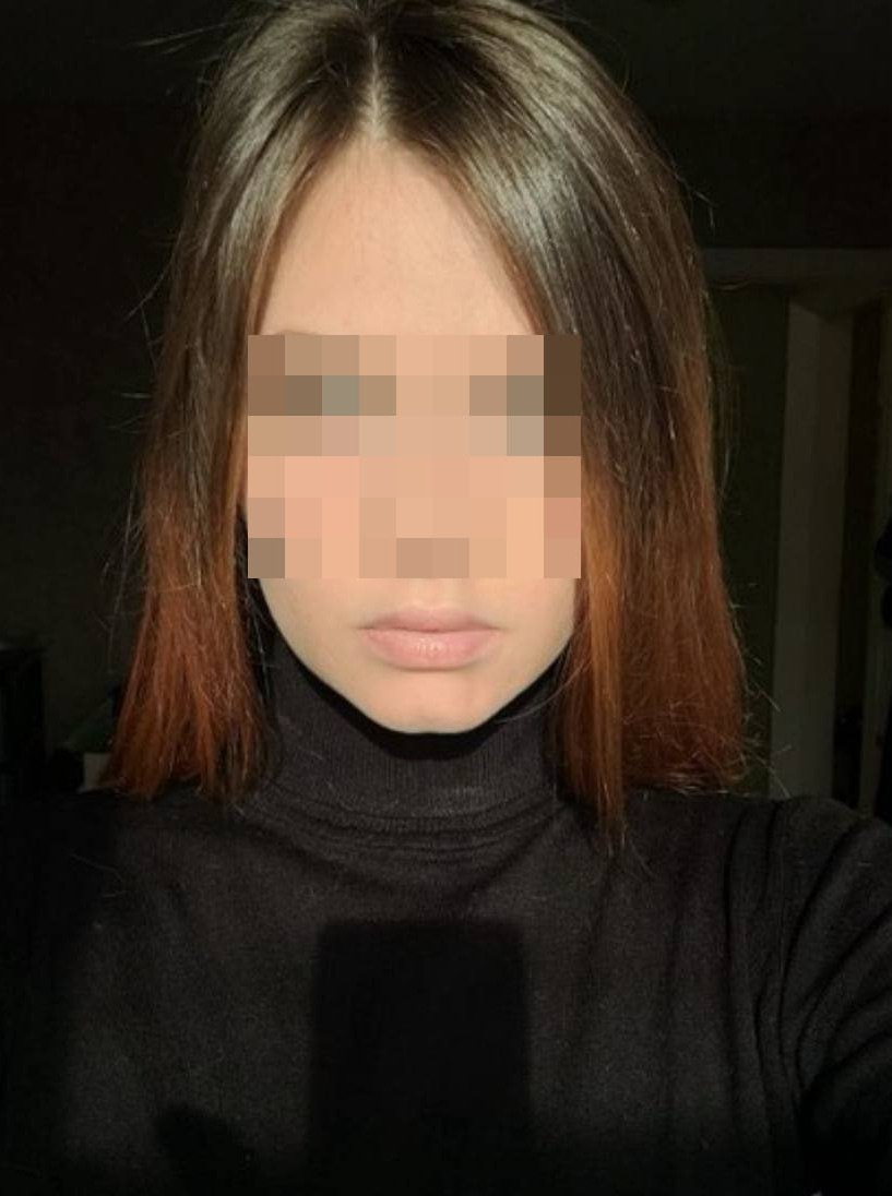 В Калуге 27-летняя девушка забралась на стоянку Росгвардии и сожгла пять автомобилей по указанию хохломошенников, при попытке скрыться она сбила и избила пешехода В ночь на 13 мая на территории отдела вневедомственной охраны загорелись пять автомобилей – 4 «Лады Гранты» и один ВАЗ 2114. По предварительным данным, машины восстановлению не подлежат. Вскоре выяснилось - это был поджог. Ближе к ночи на пробралась на закрытую стоянку Росгвардии, облила горючей жидкость машины и подожгла их. После этого она села в свой «Шевроле Авео» и направилась в сторону выезда из города, но по пути сбила мужчину, Ирина вышла из машины и избила пострадавшего. Девушку задержали. Сейчас с ней работают сотрудники спецслужб. Мотивы ее преступления выясняются, однако, предварительно она это сделала по указанию мошенников.