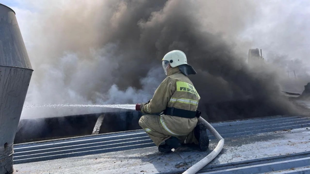 Уже двое погибших: стали известны подробности о взрыве на заводе в Алматинской области Спустя три дня после взрыва мучной пыли на зернохранилище АО «АзияАгроФуд» в МЧС прокомментировали трагедию. По данным наших источников, в результате ЧП погибли уже два человека — оба скончались в больнице от полученных травм. Ещё двое находятся в тяжёлом состоянии. «Возгорание произошло из-за взрыва пылевоздушной смеси зерновых отходов, находившихся на первом этаже девятиэтажного здания второй элеваторной на заводе в селе Жибек Жолы Карасайского района», — уточнили в ДЧС. Площадь пожара составила 1377 квадратных метров. «Чтобы установить причину произошедшего, на место направили сотрудников испытательной исследовательской пожарной лаборатории и отдела дознания ДЧС Алматинской области». Пожар тушили больше ста человек, задействовали 31 единицу техники.
