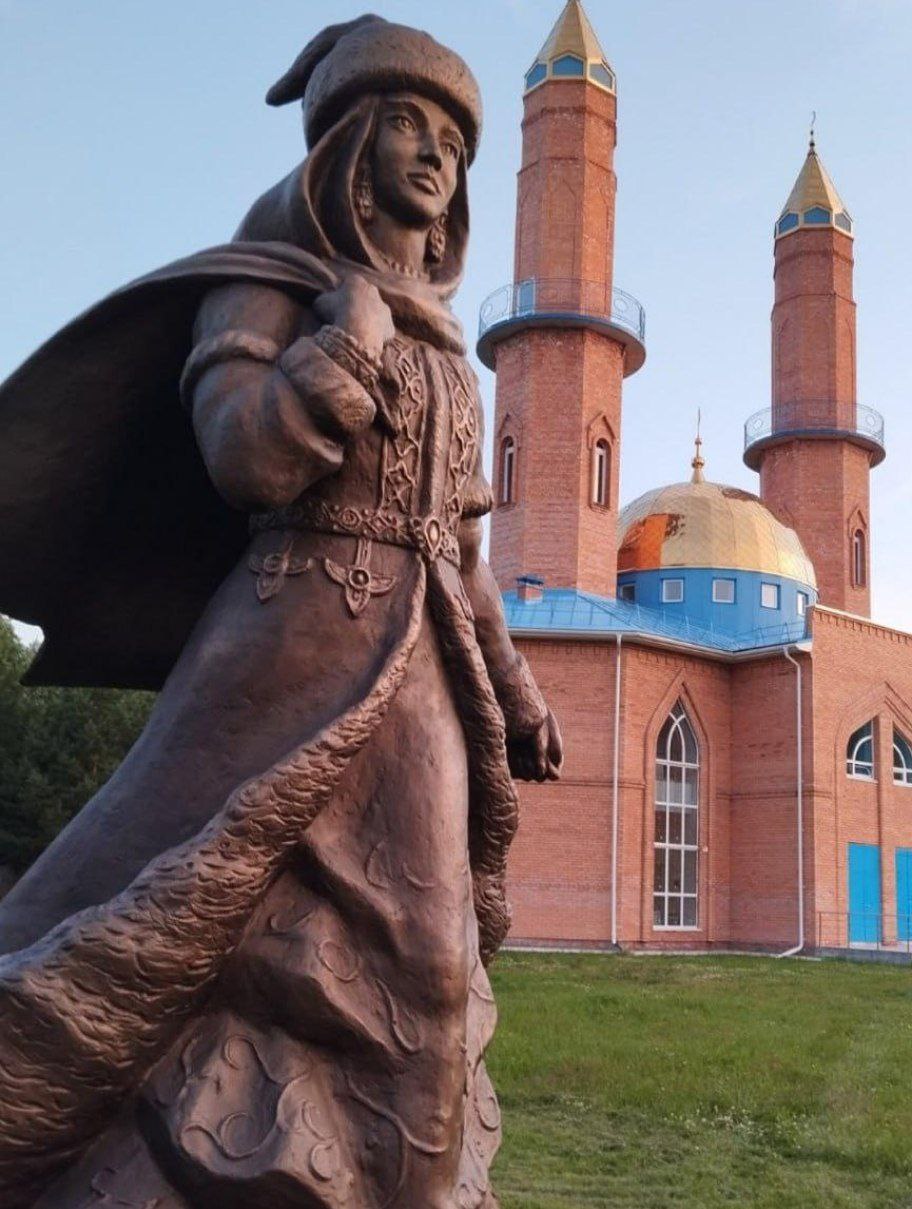 Власти изъяли памятник жене хана Кучума в Тюменской области. Против него выступали зетники  Памятник Сузге Ханым увезли с территории историко-мемориального комплекса «Искер» в Тобольском районе 30 июля по предписанию прокуратуры, сообщила районная администрация.  Руководство комплекса после требования прокуратуры вовремя не убрало скульптуру, поэтому чиновники отвезли ее «на временное хранение».  Памятник жене сибирского хана Кучума должны были торжественно открыть в августе. Установка скульптуры возмутила Z-активистов, а глава Национального антикоррупционного комитета Кирилл Кабанов назвал это историческим «экстремизмом».   Вот если бы хан возглавил Россию и резал русских сотнями тысяч, как Сталин, вот тогда было бы норм.