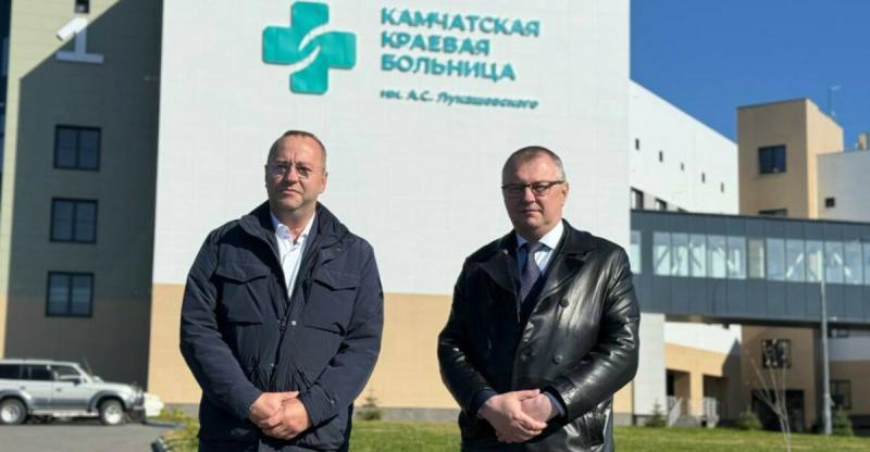 Михаил Селютин возглавил Камчатскую краевую больницу Новый главврач окончил Владивостокский государственный медицинский университет и ординатуру по специальности Анестезиология реаниматология Ранее работал в Российском научном центре хирургии имени академика Б В Петровского Я не знаю человека который бы знал новое здание краевой больницы лучше чем Михаил Юрьевич Он лично контролировал ход строительства новых корпусов больницы с 2022 года заявил врио министра здравоохранения Камчатского края Олег Мельников Сам Селютин сообщил что главными задачами своей работы считает повышение уровня оказания медицинской помощи на Камчатке и внедрение новых технологий Уверен что Михаил Юрьевич отлично справится с возложенной на него обязанностью по организации переезда персонала больницы в новое здание и наладит работу в кратчайшие сроки добавил врио министра  Больше на сайте Камчатка Сегодня Подписаться Прислать Чат