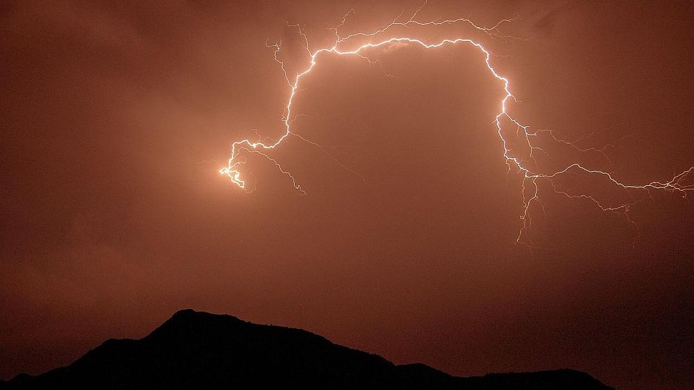 Марсоход впервые записал звуки марсианского грома Американский марсоход Perseverance оснащённый микрофоном впервые записал звуки грома которые возникли в результате разрядов марсианских молний порожденных пылевыми вихрями на поверхности четвёртой планеты Солнечной системы Собранные им данные помогут уточнить механизм возникновения электрических разрядов в сухой атмосфере Марса сообщает ТАСС Молнии представляют собой самые мощные проявления электрической активности в атмосферах планет в число которых входит не только Земля но и Юпитер и Сатурн Исследователи давно подозревали что на Марсе тоже возникают разряды молний однако до настоящего времени у них не было прямых замеров электрической активности атмосферы Марса Первые данные такого рода удалось получить при помощи микрофона на борту марсохода Perseverance Подробнее на Meteovesti ru Марс