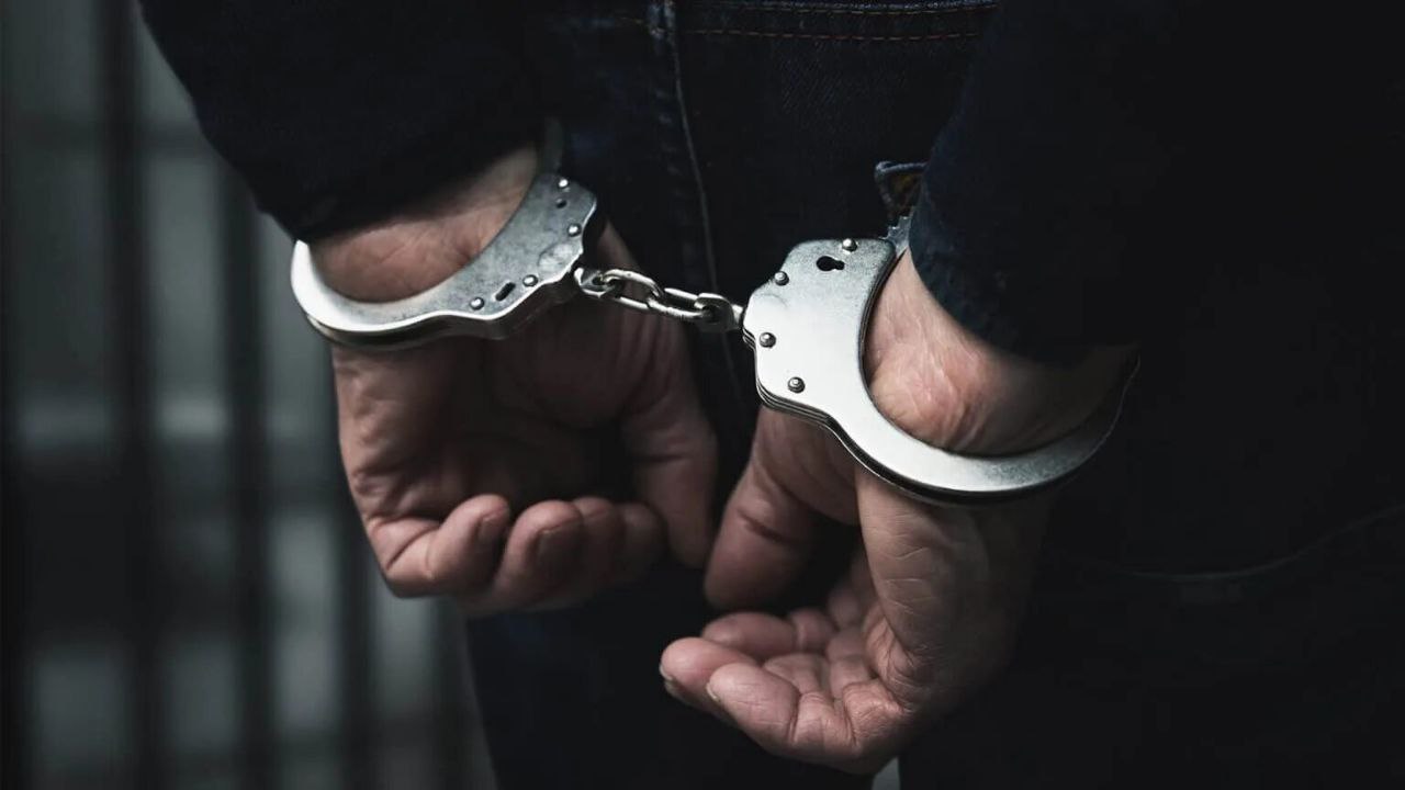 В Коми 69-летний мужчина из села Черныш предстал перед мировым судьей Прилузского района. Его признали виновным в нанесении легких телесных повреждений с использованием биты. Как рассказали в пресс-службе республиканской прокуратуры, в мае 2025 года между пенсионером и его 76-летней сожительницей разгорелся конфликт из-за того, что в доме не оказалось алкоголя. В пьяном состоянии мужчина толкнул женщину, она упала на диван. Затем он схватил биту, стоявшую у батареи, и ударил ее. Пенсионерка попыталась защититься, подняв руку, но удар все равно пришелся по голове, причинив вред здоровью. Суд приговорил виновного к шести месяцам ограничения свободы: теперь он не может покидать Прилузский район и обязан регулярно отмечаться в уголовно-исполнительной инспекции.