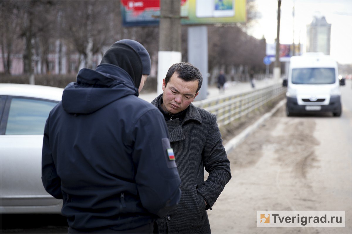 В Тверской области более чем в два раза увеличен перечень профессий, к которым нельзя привлекать мигрантов  В Тверской области более чем в два раза увеличен перечень видов экономической деятельности, по которым в 2025 году будет запрещено привлекать к работе иностранных граждан. Решение принято на заседании регионального правительства, которое 3 декабря провёл губернатор Игорь Руденя.  #мигранты #ПТО2024