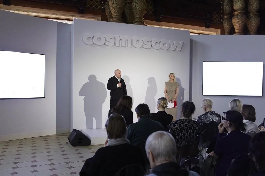 Фонд Cosmoscow объявил победителей ежегодных программ Художником года стал Игорь Самолёт музеем года филиал Третьяковской галерее в Самаре а институцией года творческое сообщество Мира в Суздале Все победители получают право реализовать специальный проект в пространстве ярмарки Cosmoscow которая в этом году пройдет с 4 по 6 сентября в Тимирязев Центре Больше подробностей в нашем материале   iskusstvo info ru events fond cosmoscow obyavil pobeditelej ezhegodnyh programm Cosmoscow художникгода музейгода