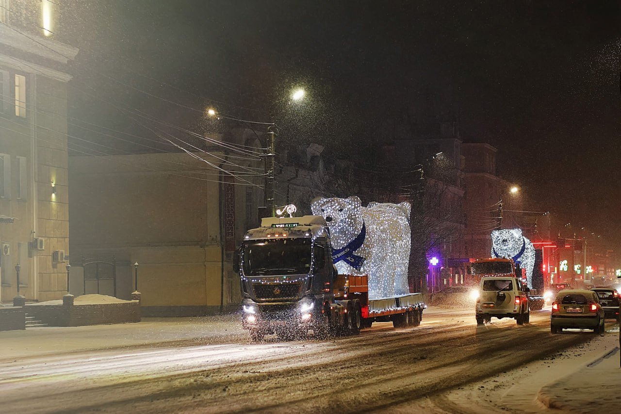 В Курган прибыли белые медведи  Традиционно в начале зимы в Курган на Троицкую площадь приезжает погостить семья белых медведей СУЭНКО. Вчера они проехали по улицам нашего города и заняли свое привычное место около Курганской филармонии, а сегодня уже готовы встречать курганцев и гостей города.  Подробнее на сайте.  Фотографии пресс-службы АО "СУЭНКО"