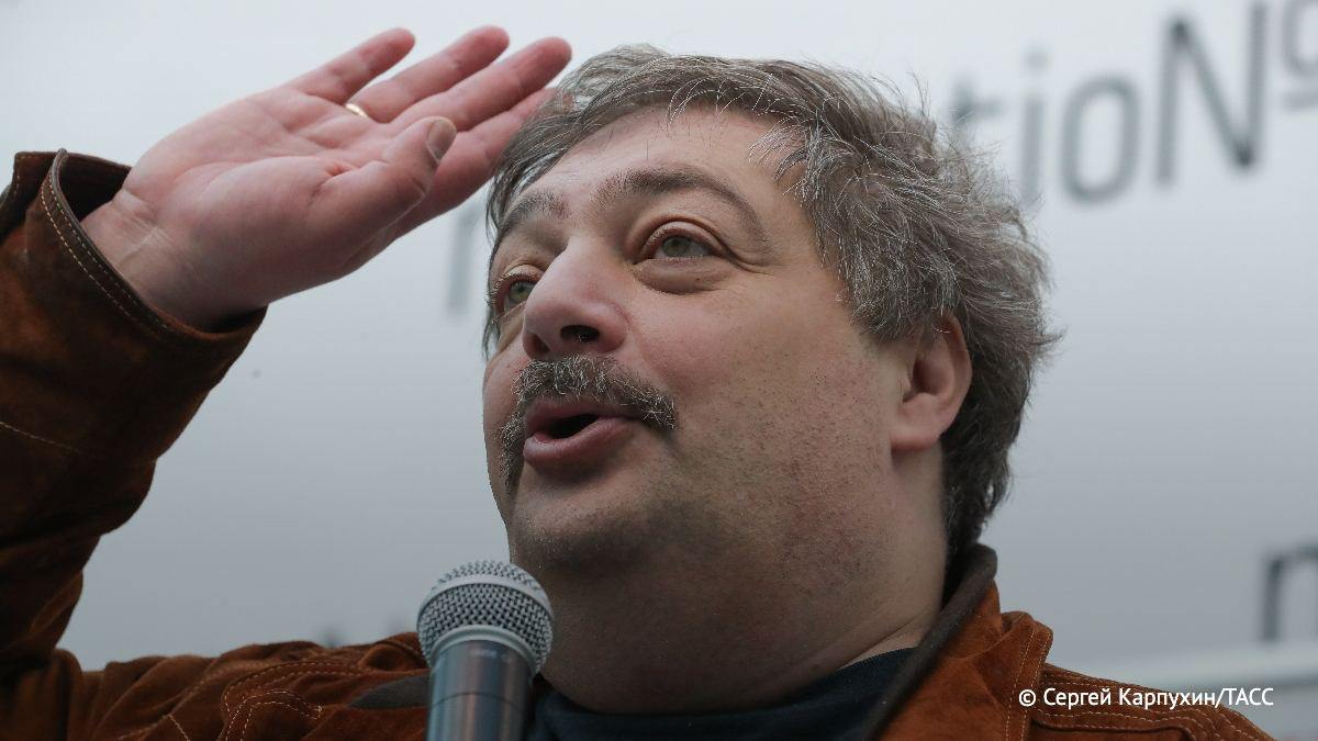 Следственный комитет России инициировал уголовное дело против известного писателя Дмитрия Быкова. Основания для возбуждения дела связаны с обвинениями в распространении недостоверной информации о действиях Вооруженных Сил РФ, а также в уклонении от выполнения обязанностей иностранного агента.
