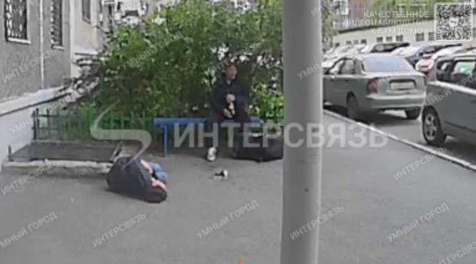 Нетрезвый мужчина напал с ножом на бывшую возлюбленную в Челябинске Во дворе дома на улице Российской мужчина напал с ножом на женщину. Видео с камеры домофона прислала читательница КП-Челябинск. По данным КП-Челябинск, пара - бывшие возлюбленные, а причиной конфликта стала ревность. Сначала парочка мирно распивает алкоголь, а затем сильно нетрезвый мужчина достает нож и наносит несколько ударов. Женщина падает на асфальт, держась за живот. Нападавший садится на лавку, делает несколько глотков из бутылки и спокойно, забрав сумку, уходит. По словам соседей и другим записям с камер, мужчина был сильно пьян. Так, что даже не видел куда идет и упал за ограждение. Местные жители сообщают, что мужчину задержали сотрудники полиции. В полиции Челябинска происшествие КП-Челябинск подтвердили: - Мужчина задержан и доставлен в отдел полиции «Центральный». Решается вопрос о возбуждении уголовного дела.
