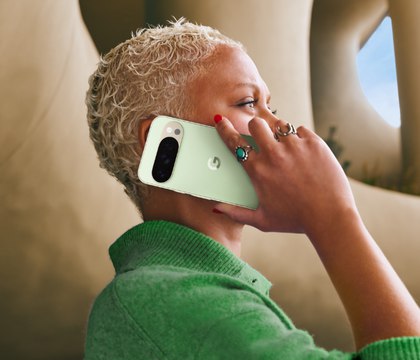 Представлены Pixel 10 Pro и 10 Pro XL с собственным аналогом MagSafe и камерой со 100 кратным зумом Google представила свежие флагманы Pixel 10 Pro и Pixel 10 Pro XL Компания сделала ставку в новинках на камеру и уникальные функции зарядки Одним из главных нововведений стала технология Pixelsnap собственный аналог Apple MagSafe В корпус встроены магниты благодаря которым смартфон поддерживает беспроводную зарядку стандарта Qi2 и работает с аксессуарами вроде подставок кошельков или внешних аккумуляторов