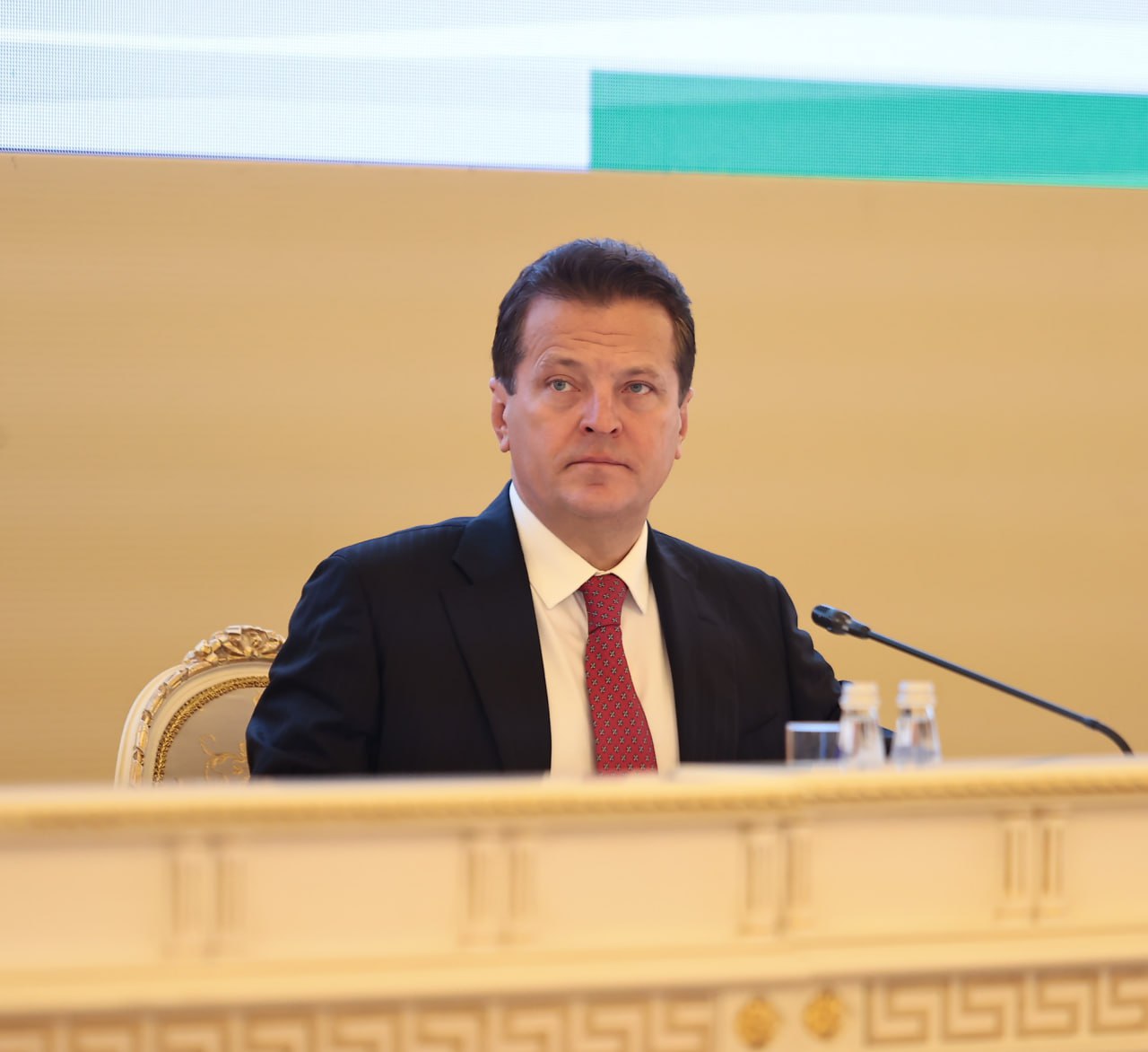 Ильсура Метшина переизбрали на должность мэра Казани Он возглавляет столицу РТ с 2006 года новый срок стал для него пятым За кандидатуру Метшина проголосовал 41 депутат Казгордумы Выборы проходили по новой процедуре кандидатов из числа депутатов утвердил Рустам Минниханов после отбора специальной комиссией которая рассмотрела претендентов и провела рейтинговое голосование В числе кандидатов были также Александр Комисаров 4 голоса и Роза Гайнутдинова один голос За плечами 20 сложных и одновременно счастливых лет Сложных потому что ответственность за столицу Татарстана региона с особым политическим и экономическим весом огромна А счастливых потому что есть четкое понимание что в уникальности Казани в ее высоком авторитете не только в стране но и в мире в ее благополучии и комфортности есть вклад нашей команды сказал Метшин ℹ Подпишитесь на БИЗНЕС Online