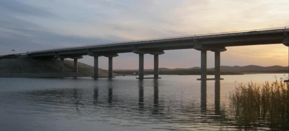 Мост через озеро Мылка на трассе Хабаровск Лидога Ванино отремонтируют в Хабаровском крае На эти цели выделено более 109 млн рублей из которых свыше 106 млн рублей средства федерального бюджета сообщили в пресс службе правительства края Мост расположен на 391 м километре трассы которая обеспечивает транспортную связь между южными и северными территориями края Комсомольском на Амуре и Ванино Совгаванским транспортно логистическим узлом Начало ремонта запланировано на конец марта Дорожникам предстоит отремонтировать проезжую часть и подходы к мосту установить современный деформационный шов и выравнивающий слой из высокопрочного асфальтобетона разместить новые дорожные знаки и световозвращающие элементы для безопасного проезда в тёмное время суток Протяжённость ремонтируемого участка 173 метра Подписывайтесь на телеканал Хабаровск в MAX