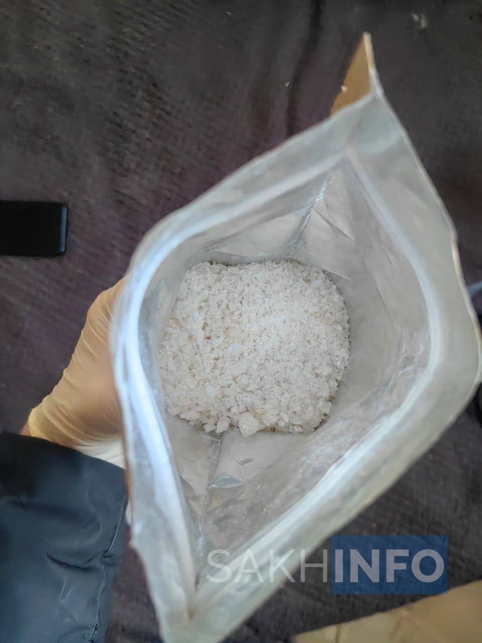 В Южно-Сахалинске задержали семейную пару закладчиков, им грозит реальный срок. Как стало известно "Сахалин Инфо", правоохранительные органы задержали семейную пару наркодилеров, которые завезли на Сахалин свыше 1 кг мефедрона. Разбирательство установило, что накануне 24-летняя жительница Сахалина, и ее 26 -летний супруг устроились через сеть интернет в магазин по продаже запрещенных веществ. Первым заданием пары- было вывести из Москвы 1,5 кг мефедрона, расфасовать по пакетам, и разложить «закладки». Девушка привезла наркотики под видом украшений для аквариума, однако их планом не суждено было сбыться. Дома, на Сахалине пару уже ждали сотрудники полиции. При проведении обыска в их квартире нашли белый порошок, весы и упаковочный материал. Пару задержали, в отношении распространителей возбудили уголовное дело по статье «распространение наркотиков».