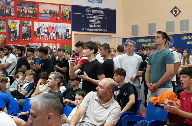 В Бельцах завершился Чемпионат Молдовы по боксу среди молодёжи В течение четырёх дней на ринге, установленном в спортивной школе №1 в Бельцах, прошли напряжённые бои в рамках Чемпионата Молдовы по боксу среди юношей 17–18 лет. В турнире приняли участие около 80 спортсменов, представляющих 15 команд из 10 населённых пунктов страны. Участники боролись не только за звание чемпиона страны, но и за возможность представлять Молдову на Чемпионате Европы, который состоится осенью 2025 года в Армении. В командном зачёте первое место заняла сборная Кишинёва, завоевавшая 8 золотых медалей. Вторыми стали бельцкие боксёры с 3 золотыми наградами, а на третьем месте оказалась команда из Гримэнкэуц с двумя победами. Победители в весовых категориях: 48 кг — Ион Маргел Кишинёв 51 кг — Дамиан Грисман Бельцы 54 кг — Максим Чернеля Гримэнкэуцы 57 кг — Думитру Погор Кишинёв 60 кг — Никита Негруца Кишинёв 63,5 кг — Игорь Назаров Кишинёв 67 кг — Даниил Гуранда Бельцы 71 кг — Артём Катречько Гримэнкэуцы 75 кг — Никита Лысый Кишинёв 80 кг — Аугустин Гума Кишинёв 86 кг — Илия Хорнец Бельцы 92 кг — Заур Азизов Кишинёв +92 кг — Василе Ферару Кишинёв Чемпионат был организован Федерацией бокса Республики Молдова при поддержке Министерства образования и исследований.
