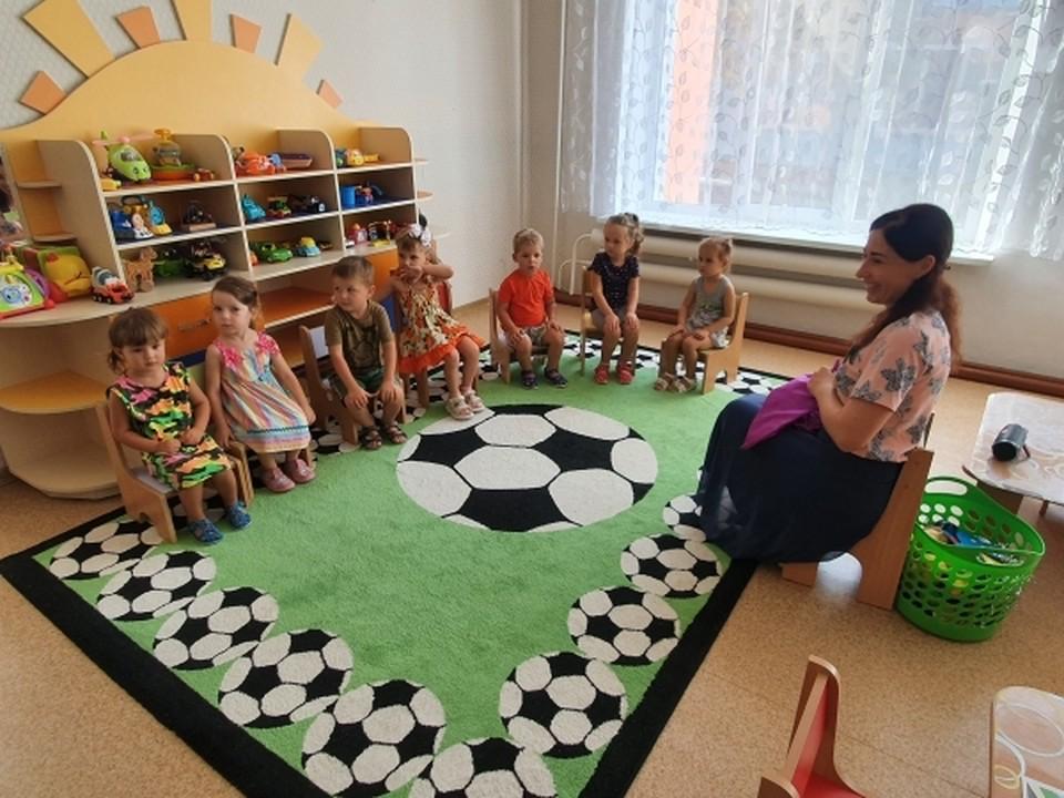 Мальчики избили одногруппника в детском саду Перми Инцидент произошел в младшей группе детского сада «Театр на Звезде». Все серьезно: на место происшествия вызвали полицию, в настоящее время ведется расследование. Специалисты выясняют, что стало причиной конфликта между детьми, сообщила «КП Пермь» заведующая садиком Елена Носкова. С начала следующей недели детский сад ждет проверка со стороны департамента образования. Ведомство проверит, были ли допущены нарушения по части оставления детей без присмотра и правил использования видеонаблюдения. Подпишись на «КП-Пермь» Поучаствовать в нашем розыгрыше