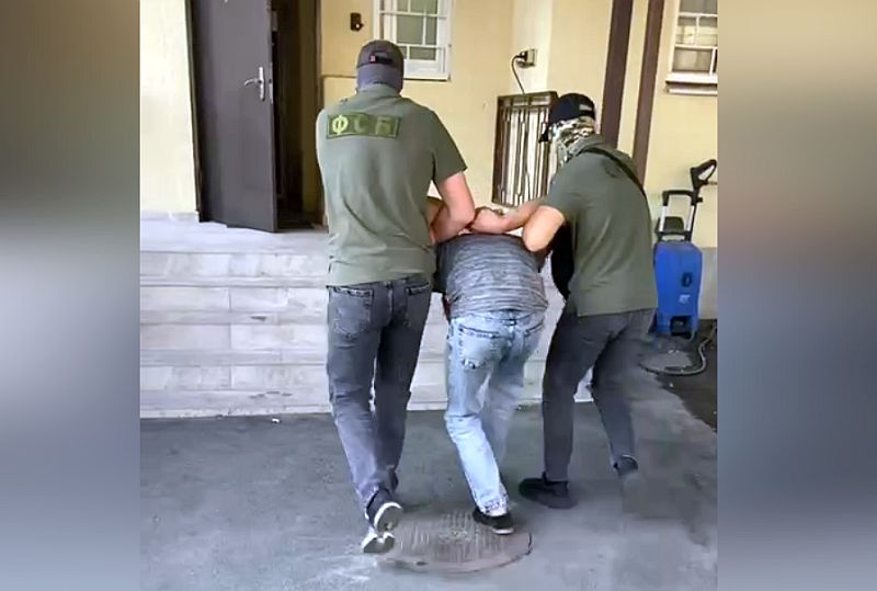 В Кисловодске задержан член террористической организации В Кисловодске задержан местный житель причастный к участию в деятельности террористической организации Житель города Кисловодск в июле текущего года добровольно вступил в ряды запрещенной на территории Российской Федерации террористической организации с целью последующего совершения преступлений от её имени сообщили в пресс службе управления ФСБ РФ по Ставрополью Подозреваемый был задержан сотрудниками управления на территории Кисловодска Возбуждено уголовное дело по статье Участие в деятельности террористической организации Следствие продолжается ГТРК Ставрополье Читайте нас в MAX