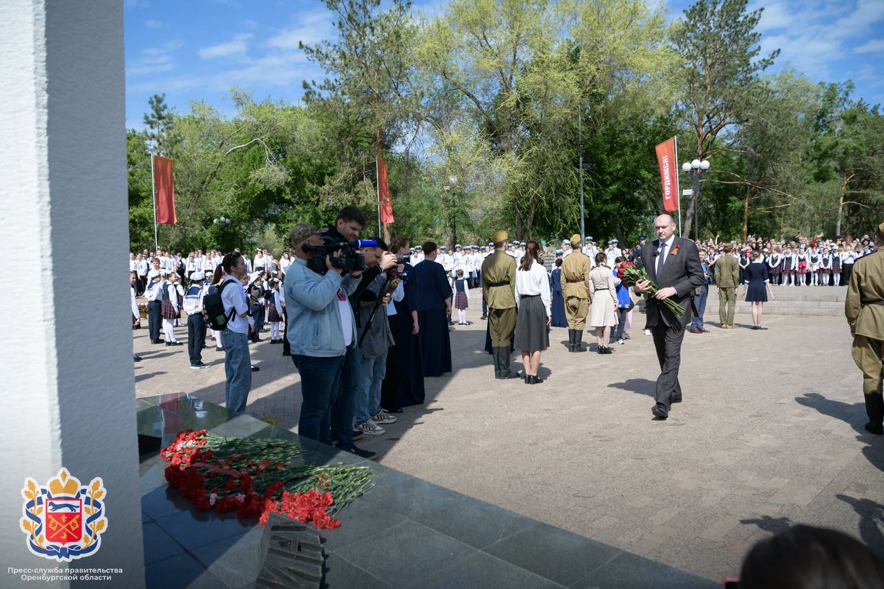 В Оренбургской области прошел танцевальный праздник «Вальс Победы» Сегодня, 6 мая, во всех муниципальных образованиях Оренбуржья прошел традиционный танцевальный праздник под открытым небом «Вальс Победы». Центральной площадкой стал парк «Салют, Победа!». В мероприятии приняли участие 650 пар, вокалисты Оренбургской филармонии и хор оренбургского педагогического колледжа – всего порядка 2000 ребят. А также ветераны специальной военной операции Серик Еркибаев и Евгений Илюхин. Участников поприветствовал врио губернатора Оренбургской области Евгений Солнцев. – Совсем скоро мы будем праздновать 80-летие Победы в Великой Отечественной войне. Все эти годы мы бережно храним память о подвиге поколения победителей. И ваша задача – знать историю, в том числе по воспоминаниям ваших родных, изучать архивные документы. Разговаривать с участниками тех военных событий – у вас есть такая возможность, и это дорогого стоит. Чтить память предков и учиться у них храбрости, смелости, отваге, – сказал Евгений Солнцев. Артисты и гости мероприятия исполнили песни военных лет «Священная война», «До свидания, города и хаты», «День победы» и др. Пары станцевали майский вальс. Участники почтили память погибших героев Великой Отечественной войны минутой молчания и возложили цветы к Вечному огню. Всего в ежегодном областном танцевальном празднике под открытым небом «Вальс Победы» приняли участие около 40 000 человек со всей области – воспитанники дошкольных учреждений, школьники, студенты колледжей, техникумов и вузов, курсанты Оренбургского президентского кадетского училища, Оренбургской кадетской школы-интерната им. И.И. Неплюева, семьи с детьми, а также представители общественных и ветеранских организаций. Мероприятие впервые прошло в мае 2015 года и стало традиционным, получив широкий отклик среди жителей региона.